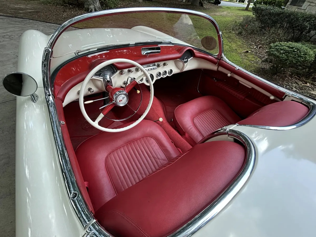 Chevrolet-Corvette-1954-Polo-White-Red-7