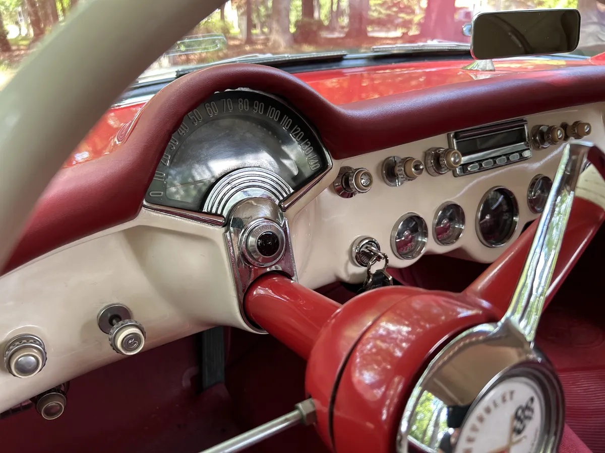 Chevrolet-Corvette-1954-Polo-White-Red-8