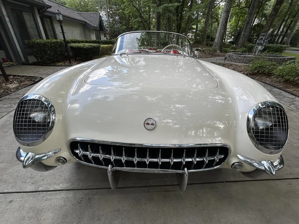 Chevrolet-Corvette-1954-Polo-White-Red-9