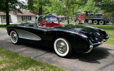 Chevrolet-Corvette-1957-Black-Red-1