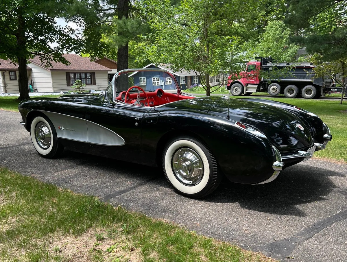 Chevrolet-Corvette-1957-Black-Red-1