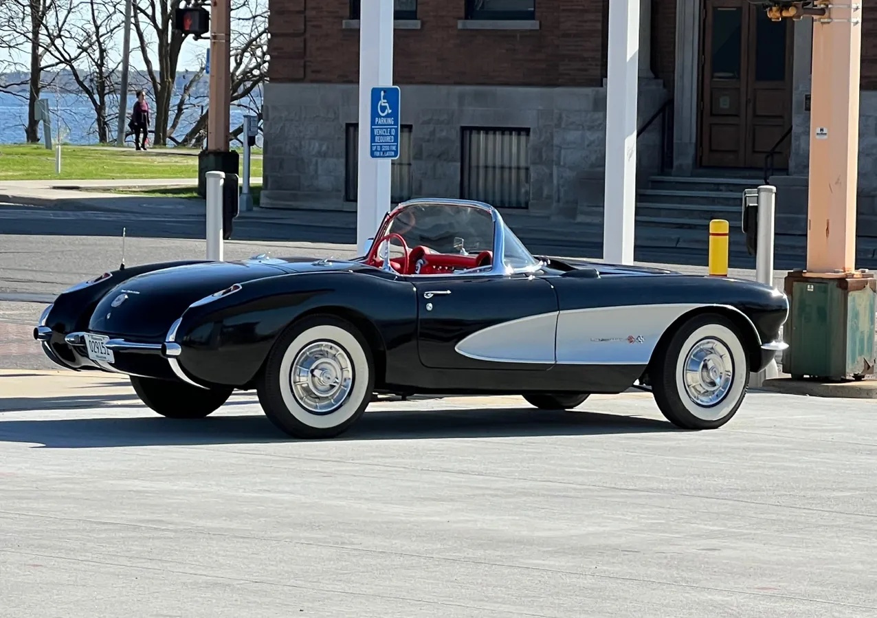 Chevrolet-Corvette-1957-Black-Red-10