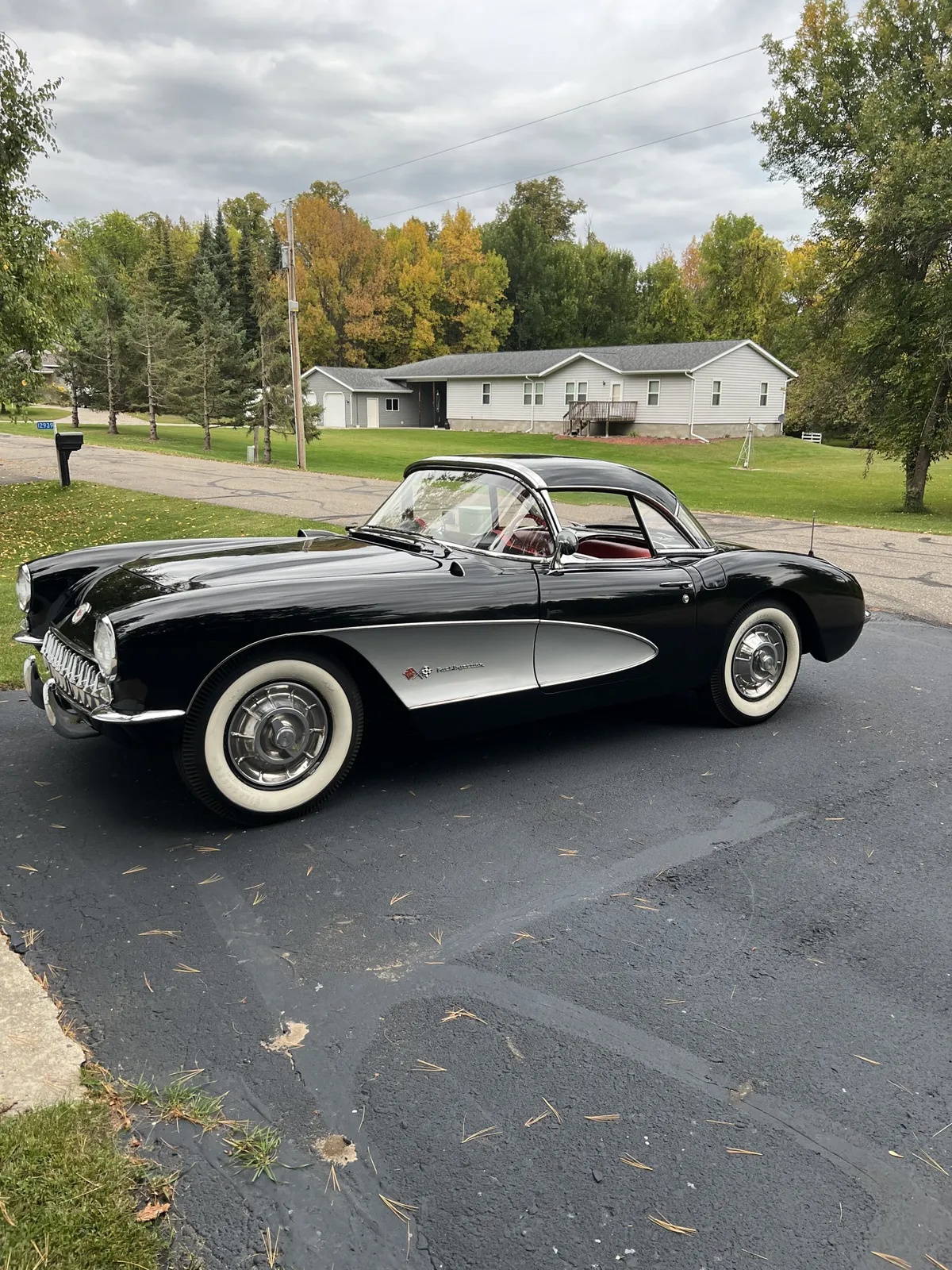 Chevrolet-Corvette-1957-Black-Red-12