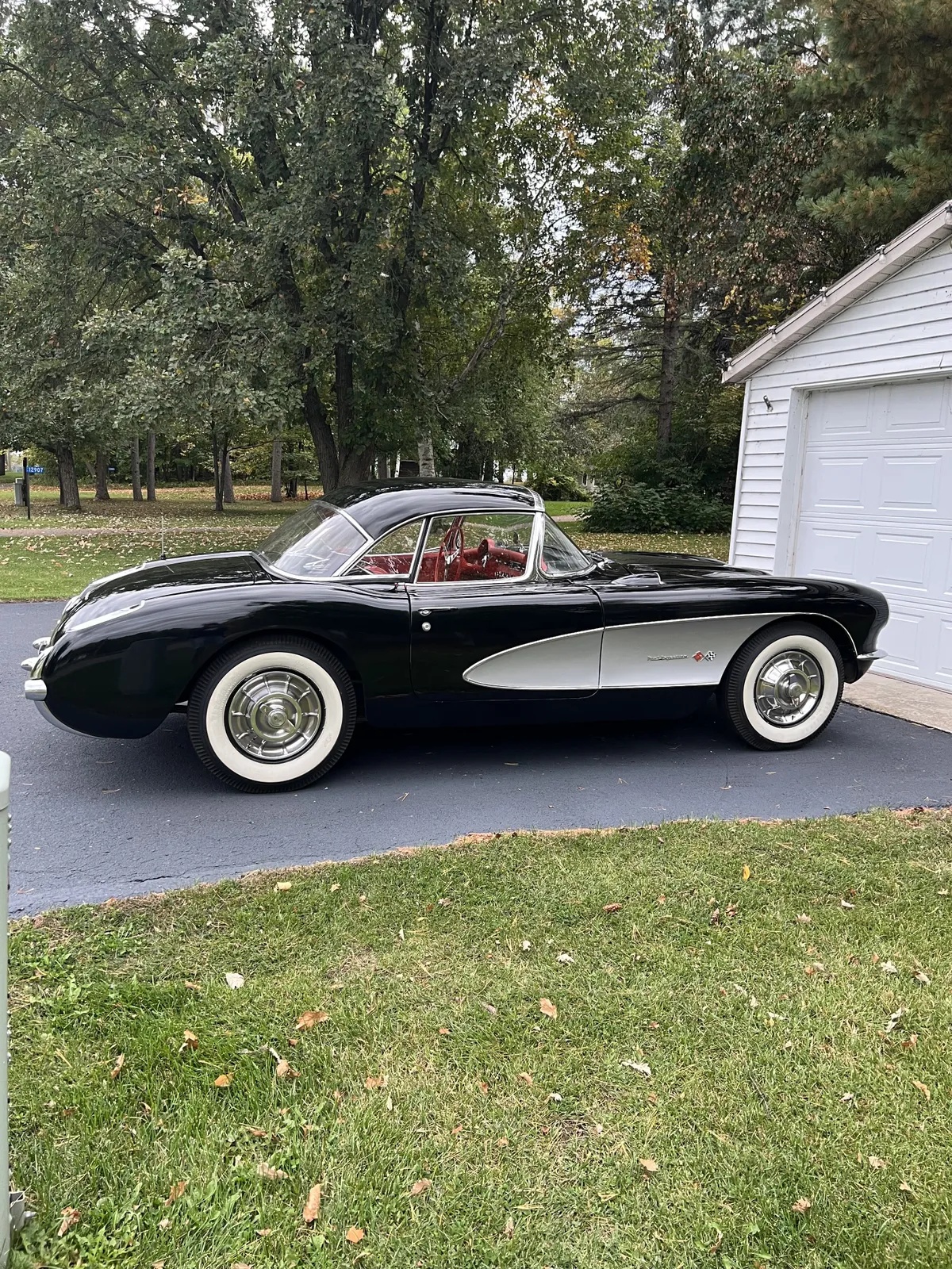 Chevrolet-Corvette-1957-Black-Red-14