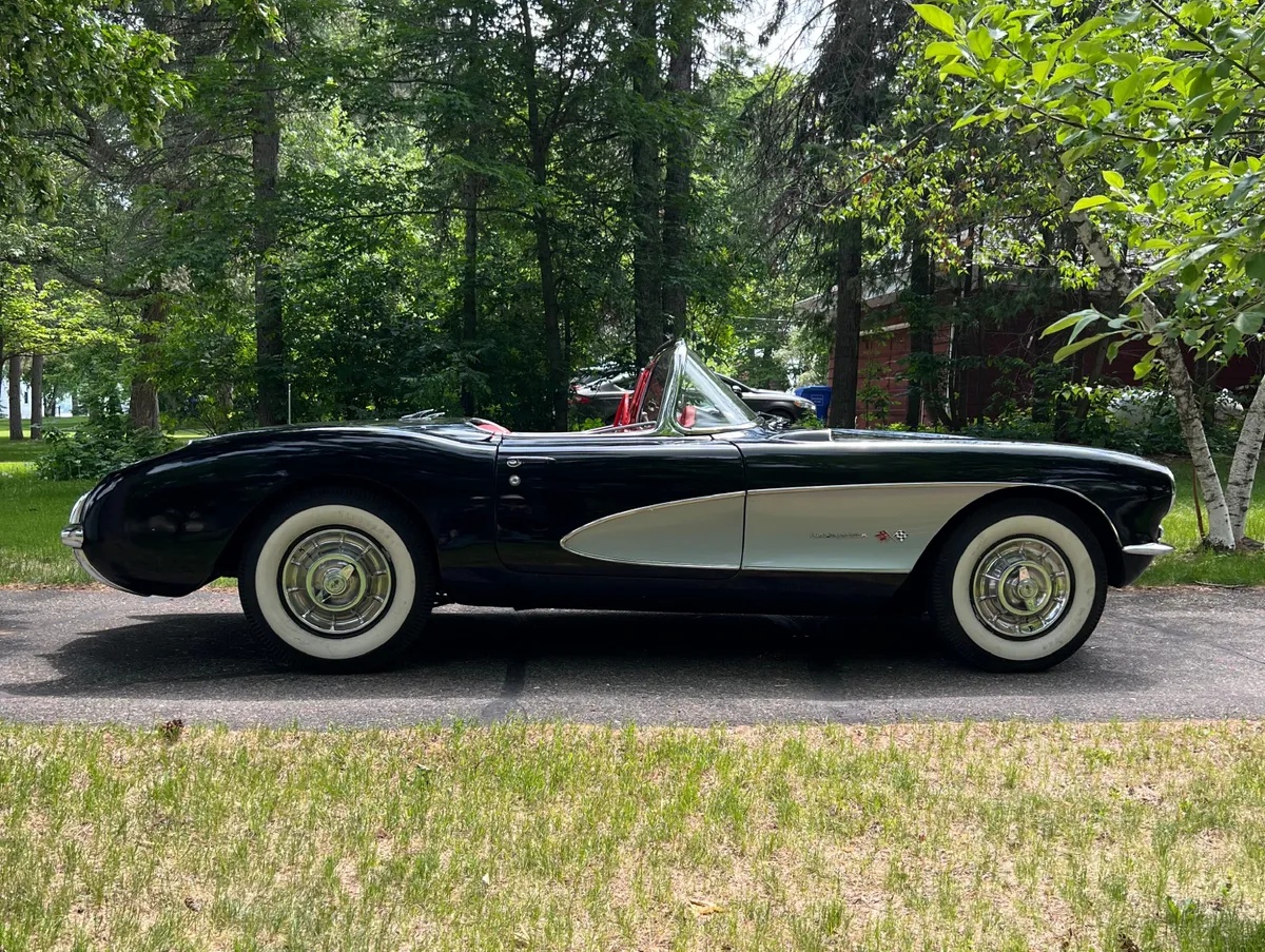 Chevrolet-Corvette-1957-Black-Red-15