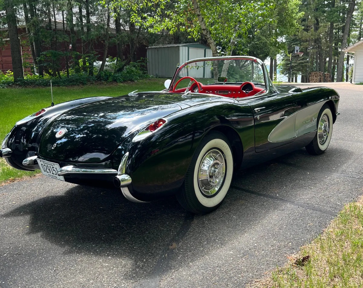Chevrolet-Corvette-1957-Black-Red-2