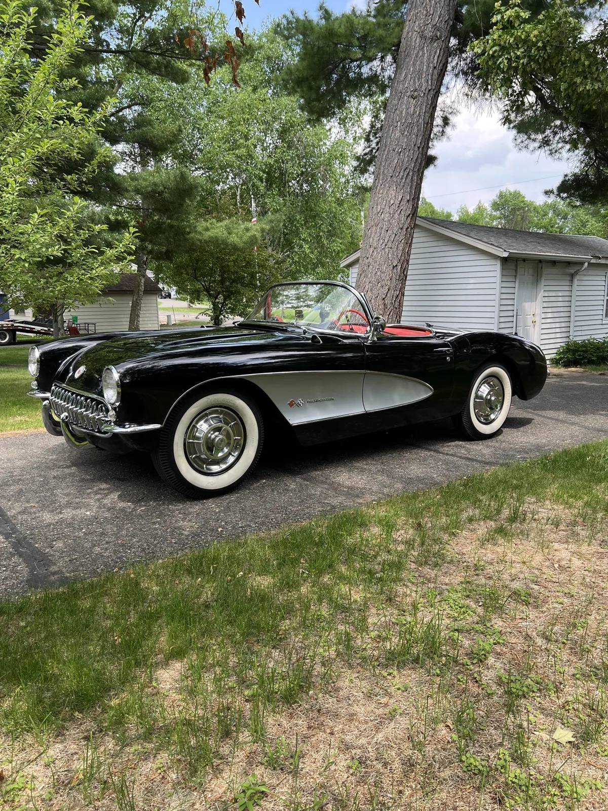 Chevrolet-Corvette-1957-Black-Red-4