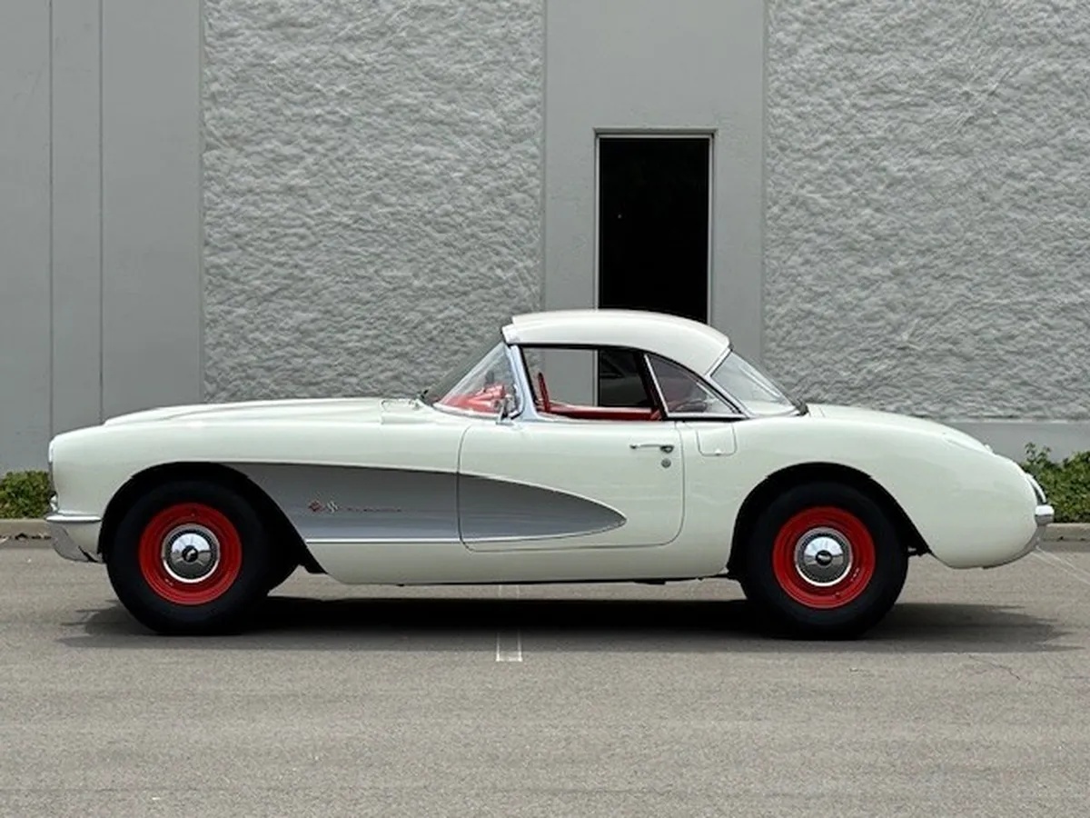 Chevrolet-Corvette-1957-Polo-White-Red-1
