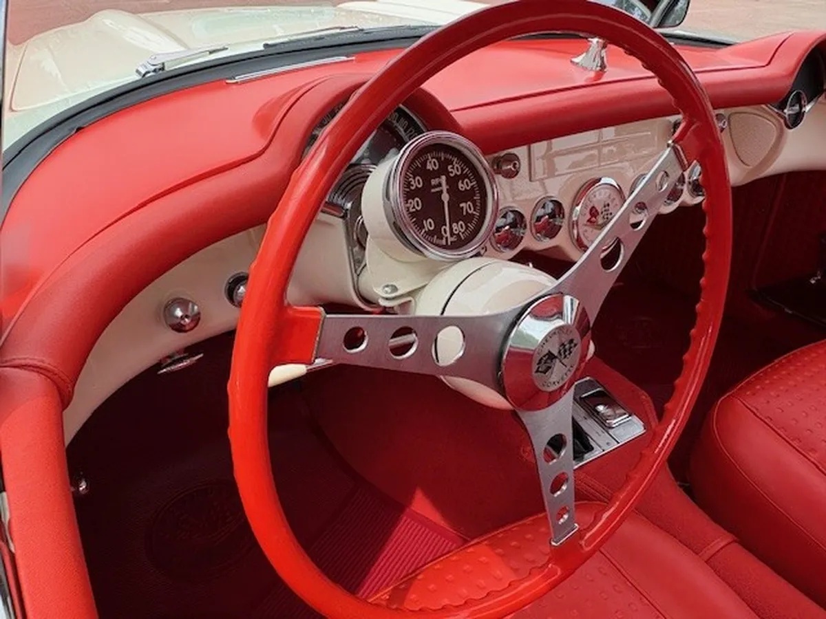 Chevrolet-Corvette-1957-Polo-White-Red-10