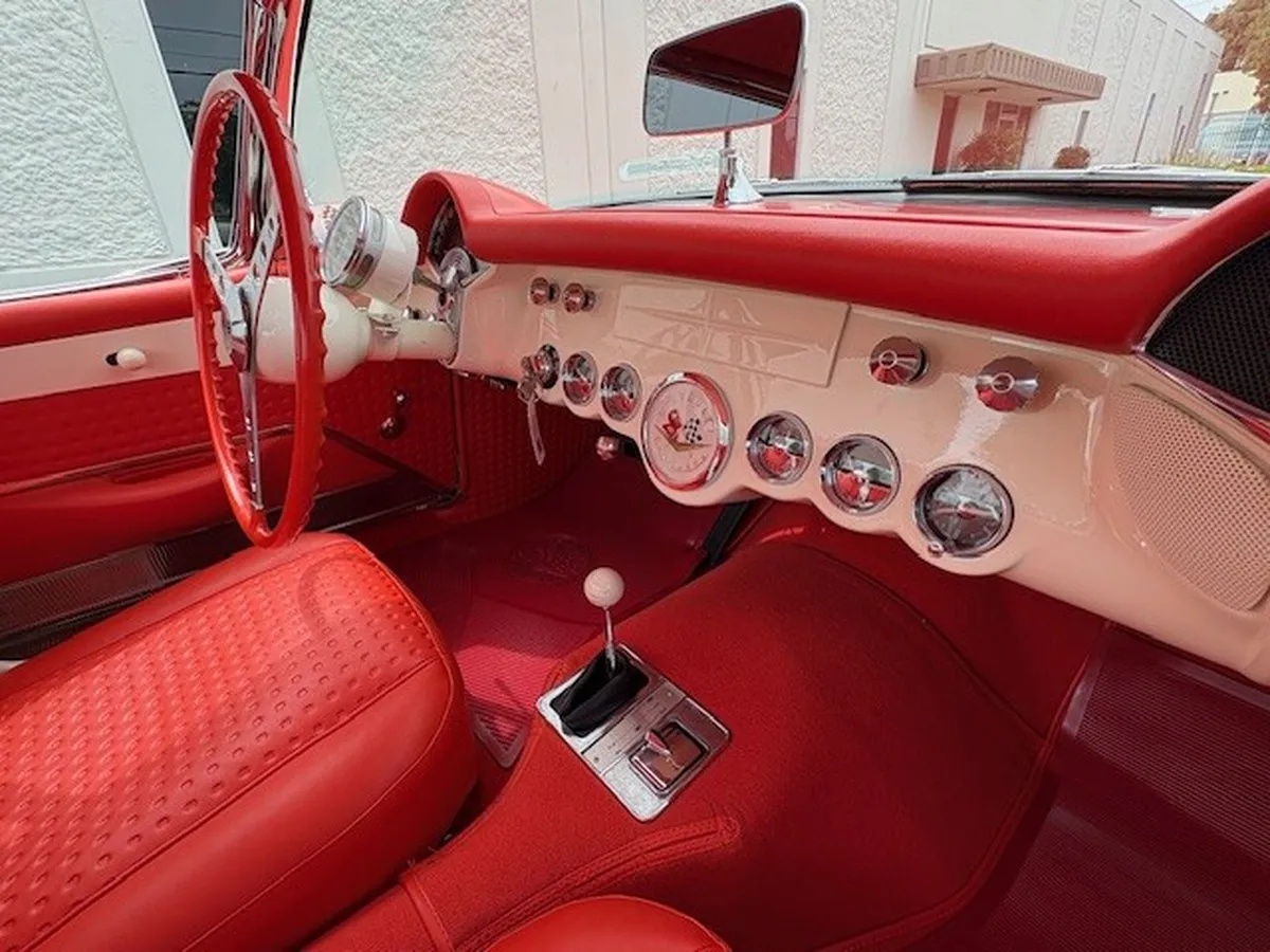 Chevrolet-Corvette-1957-Polo-White-Red-11