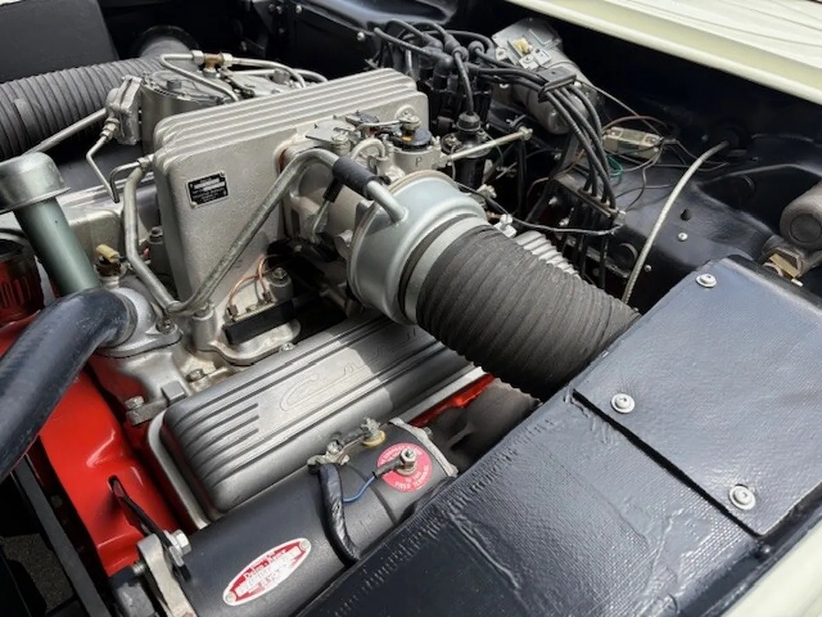 Chevrolet-Corvette-1957-Polo-White-Red-14