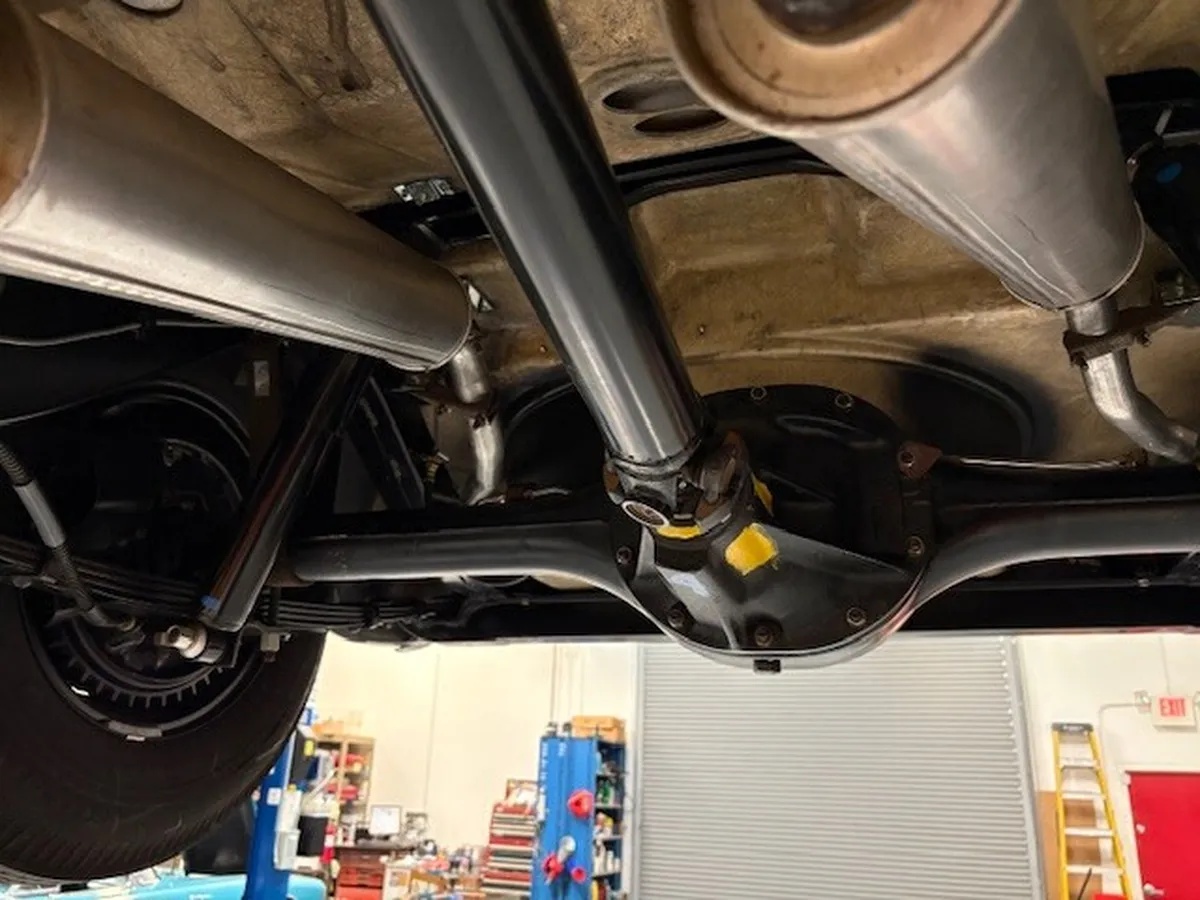 Chevrolet-Corvette-1957-Polo-White-Red-18