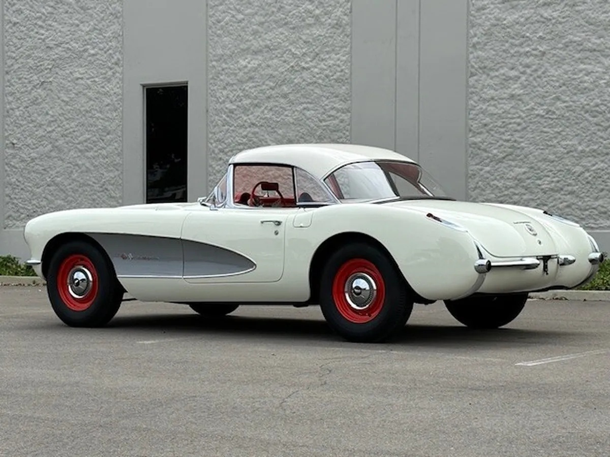 Chevrolet-Corvette-1957-Polo-White-Red-2