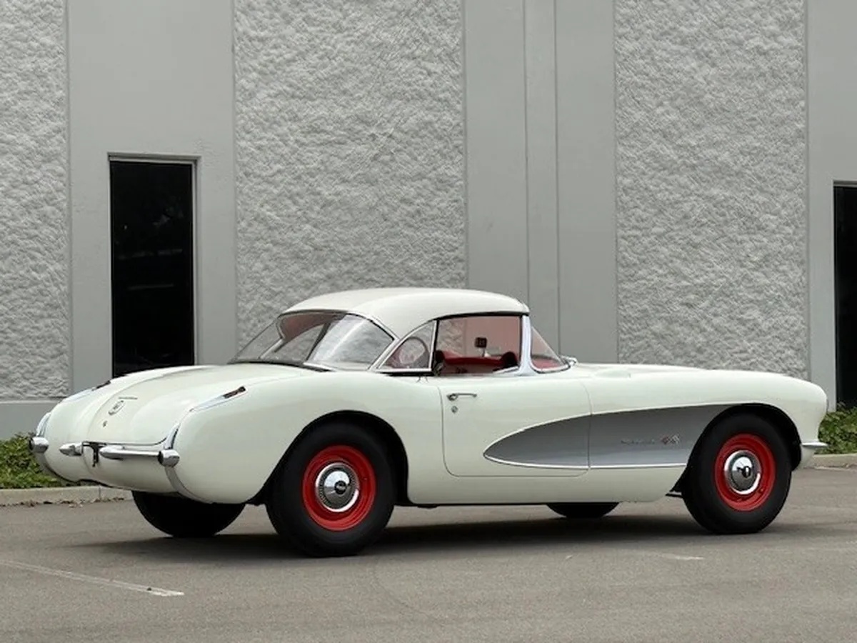 Chevrolet-Corvette-1957-Polo-White-Red-3