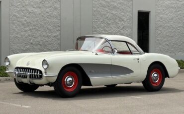 Chevrolet-Corvette-1957-Polo-White-Red