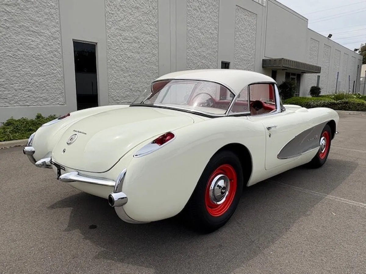 Chevrolet-Corvette-1957-Polo-White-Red-4