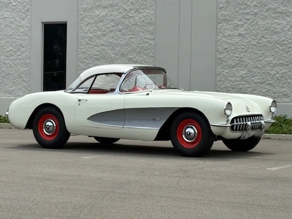 Chevrolet-Corvette-1957-Polo-White-Red-5