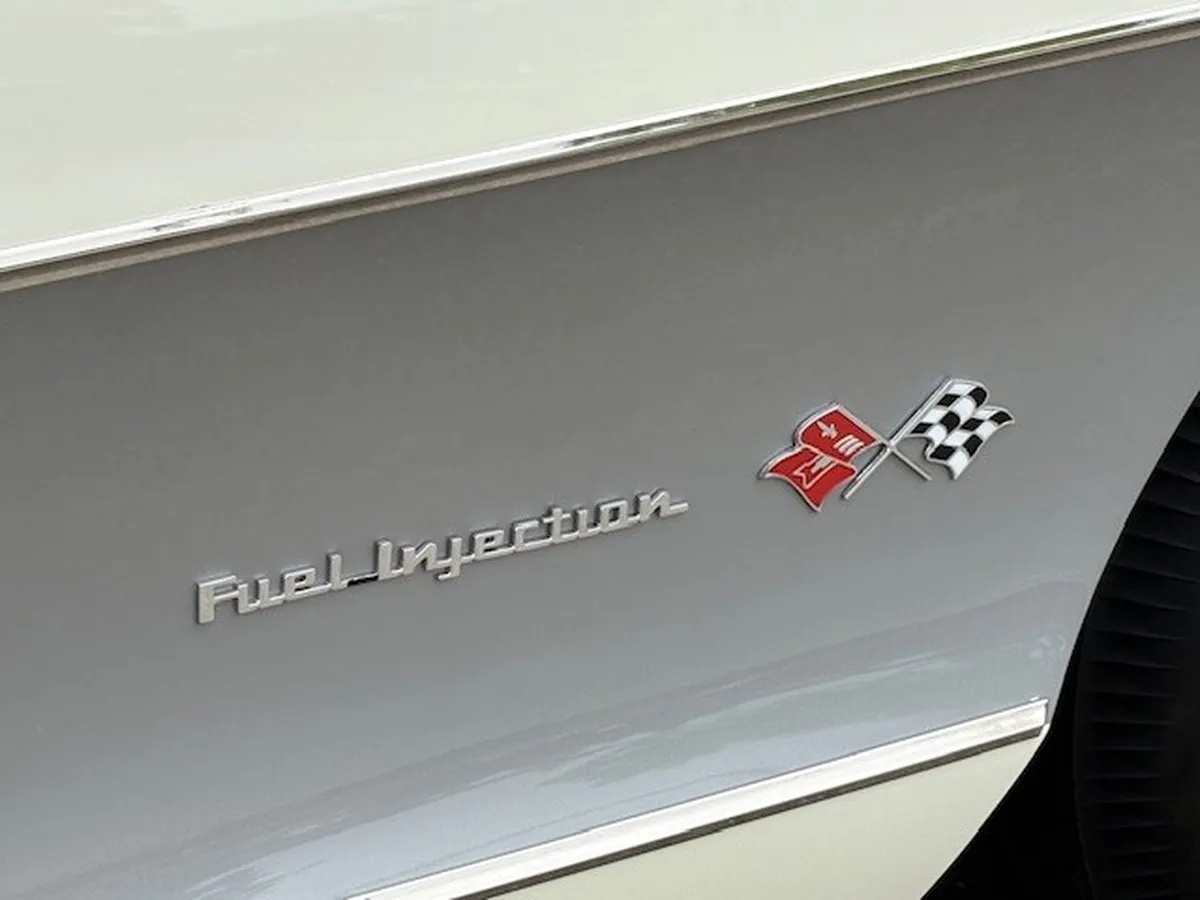 Chevrolet-Corvette-1957-Polo-White-Red-6