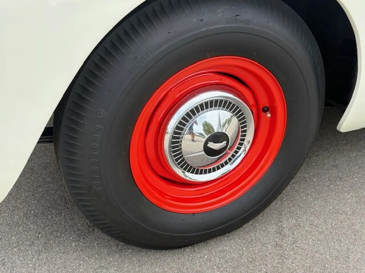 Chevrolet-Corvette-1957-Polo-White-Red-7
