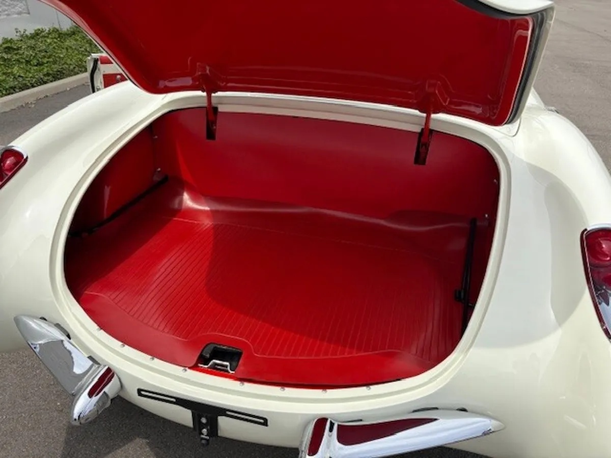 Chevrolet-Corvette-1957-Polo-White-Red-8