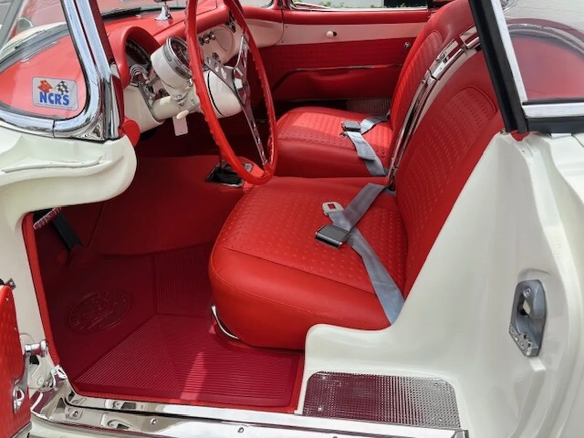 Chevrolet-Corvette-1957-Polo-White-Red-9