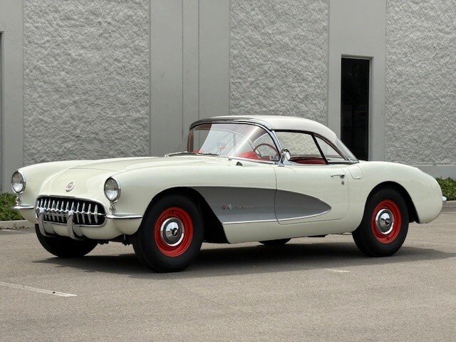 Chevrolet-Corvette-1957-Polo-White-Red