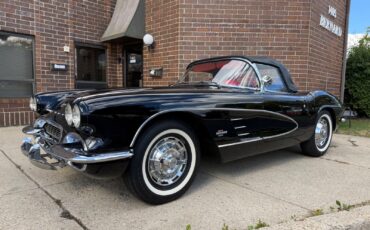 Chevrolet-Corvette-1961-Convertible-1
