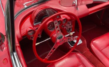 Chevrolet-Corvette-1961-Convertible-2