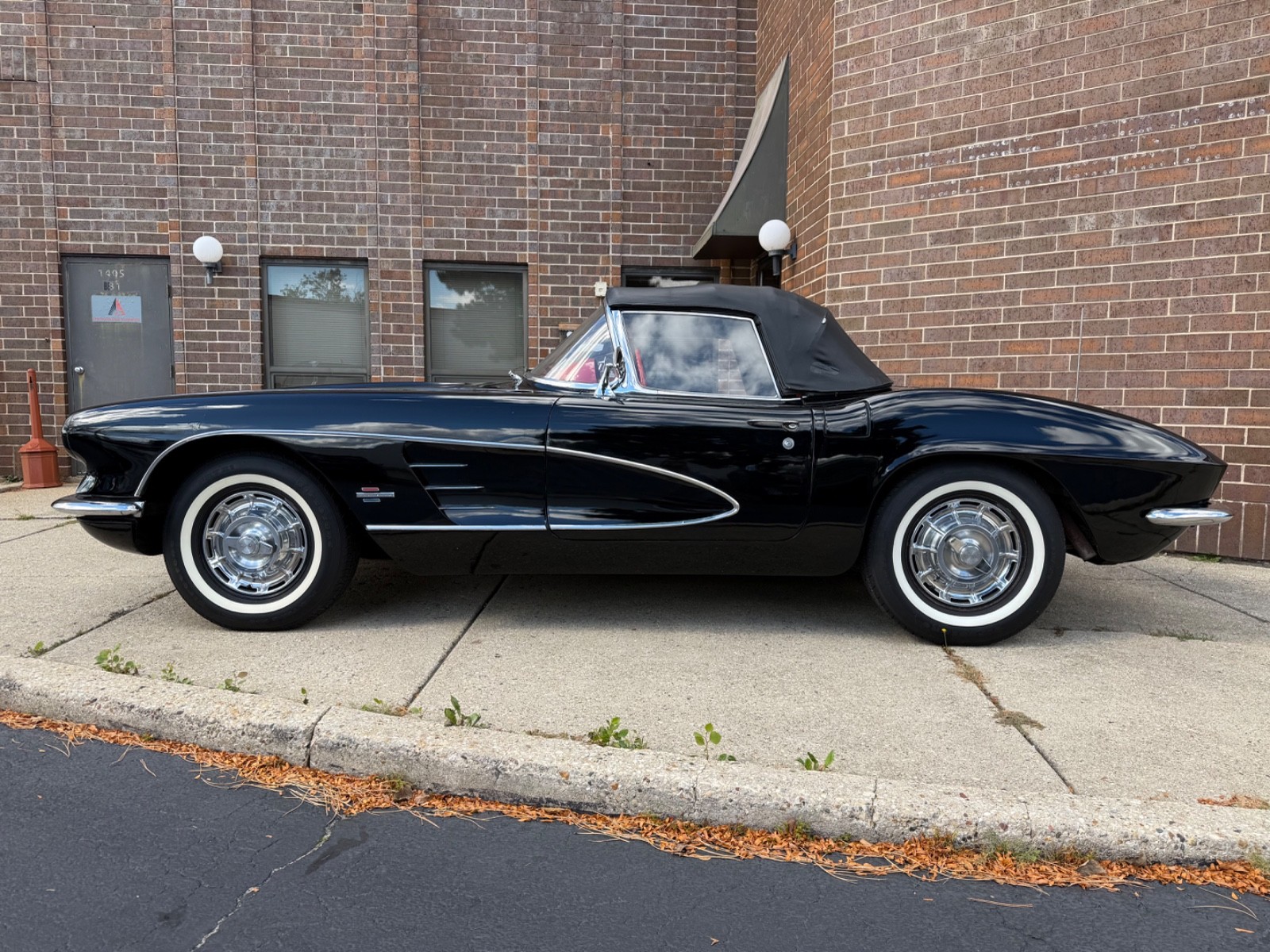 Chevrolet-Corvette-1961-Convertible-2
