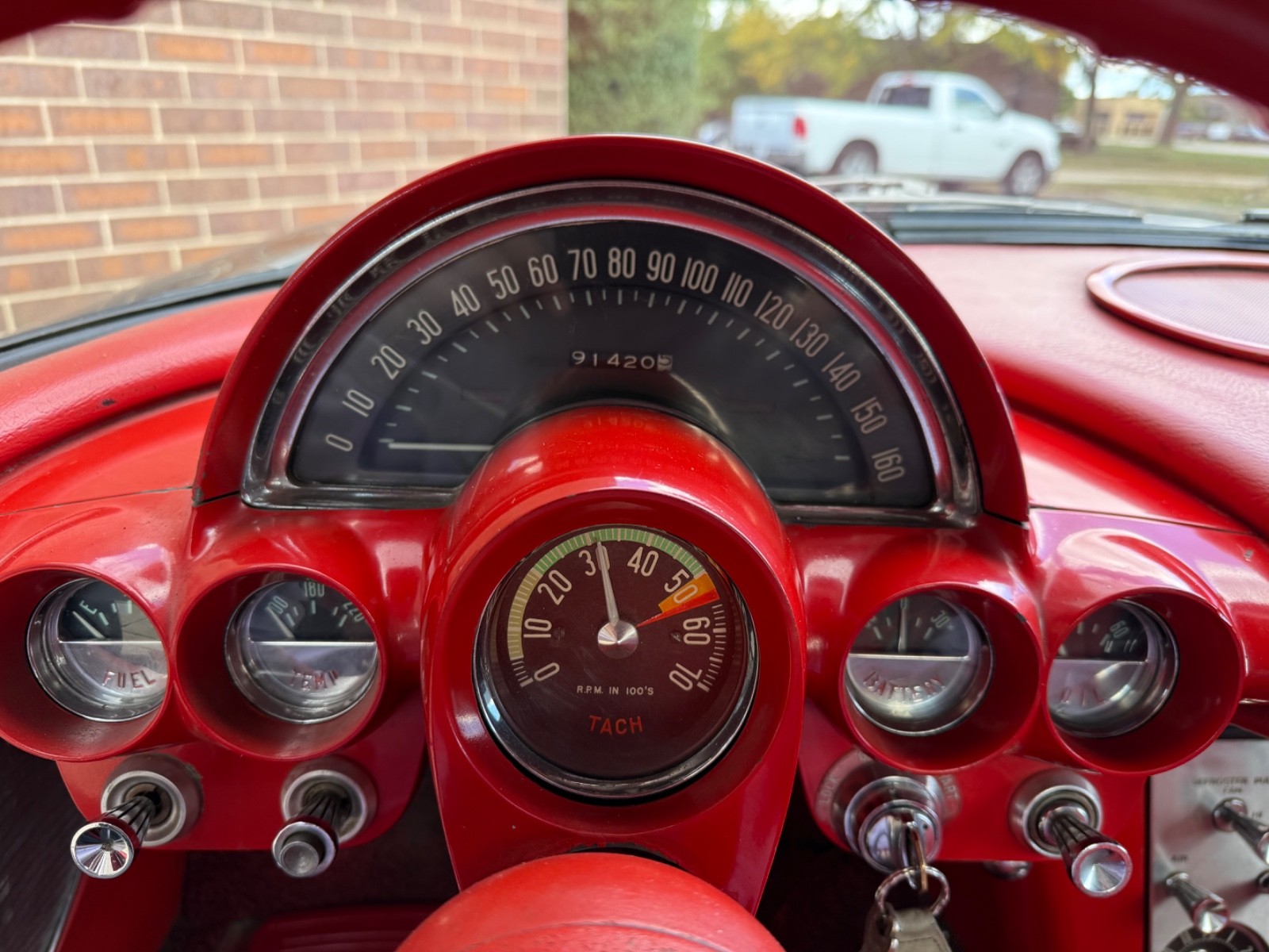 Chevrolet-Corvette-1961-Convertible-30