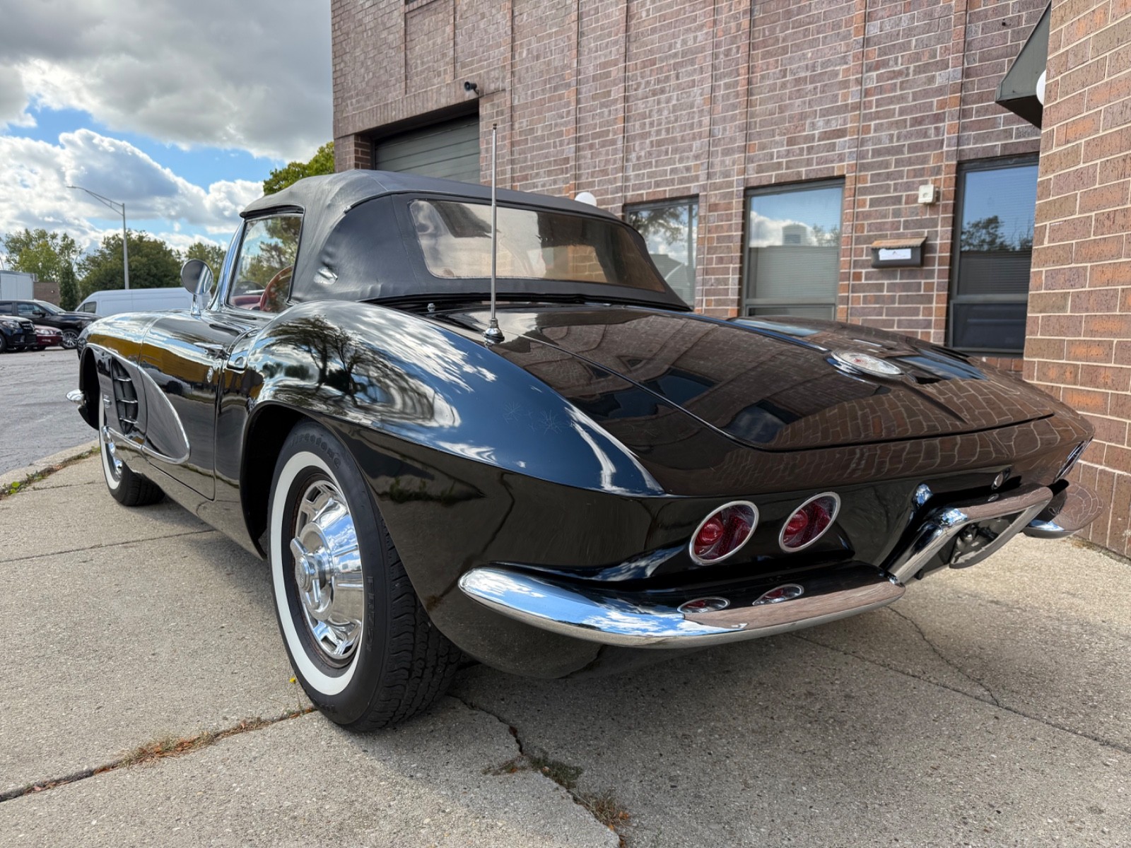 Chevrolet-Corvette-1961-Convertible-4