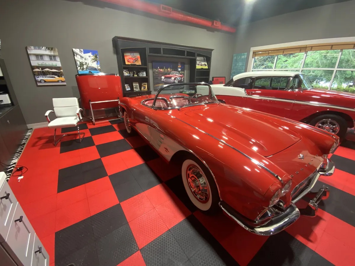 Chevrolet-Corvette-1961-Red-Red-10