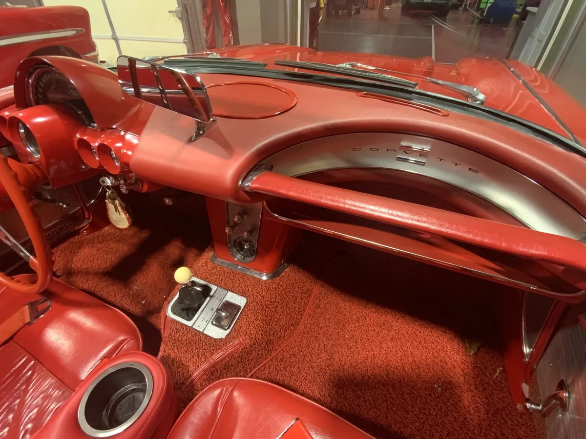 Chevrolet-Corvette-1961-Red-Red-11