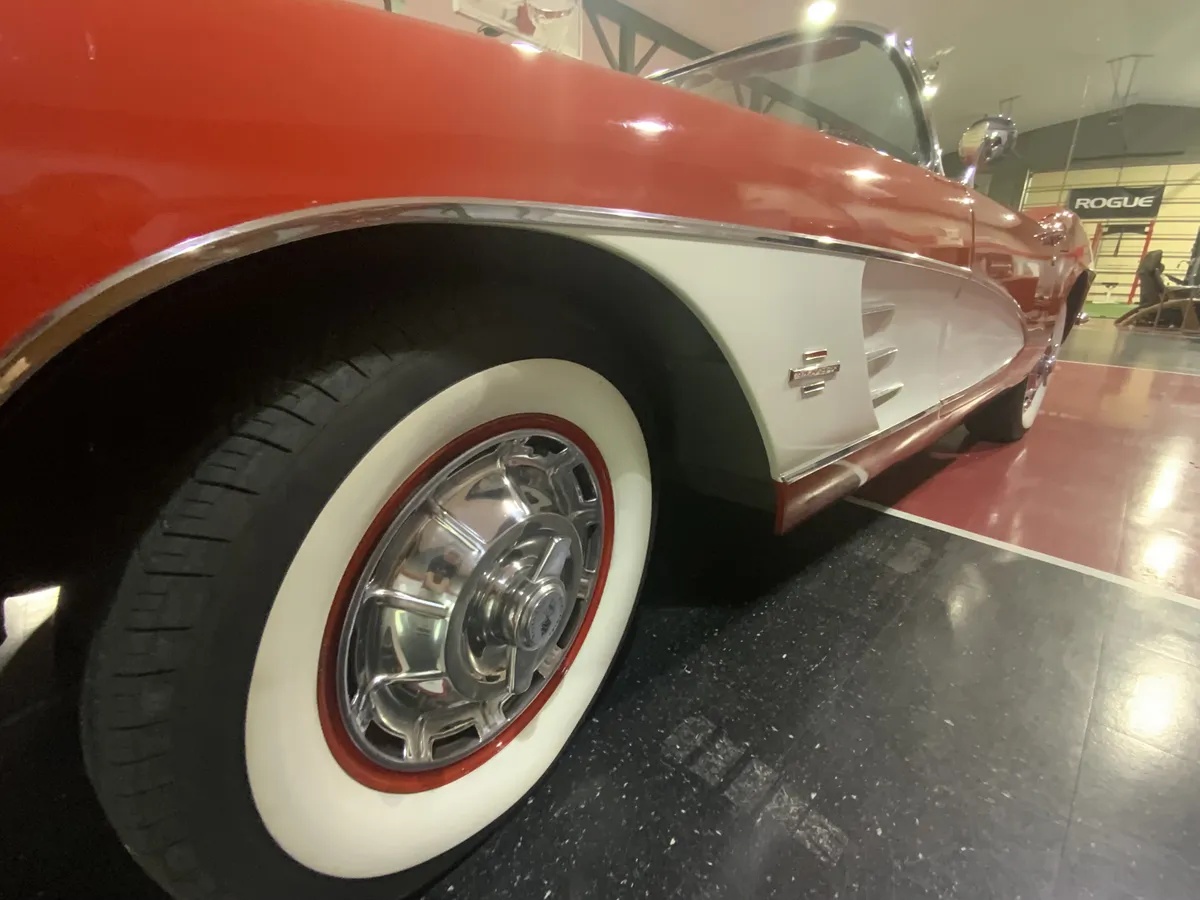 Chevrolet-Corvette-1961-Red-Red-17