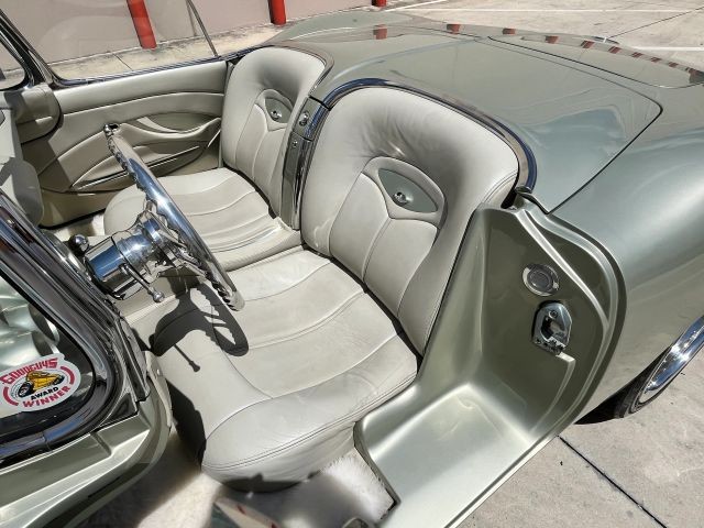 Chevrolet-Corvette-1962-Convertible-11