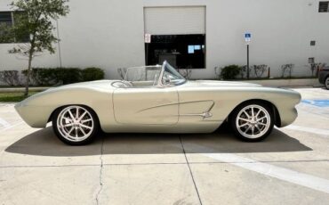 Chevrolet-Corvette-1962-Convertible-2