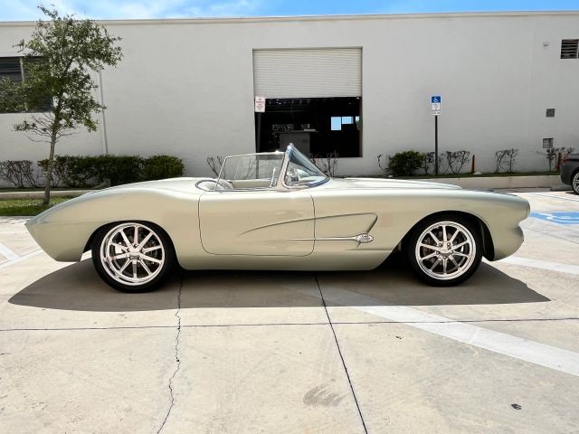 Chevrolet-Corvette-1962-Convertible-2