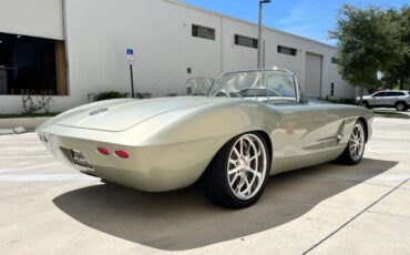 Chevrolet-Corvette-1962-Convertible-3