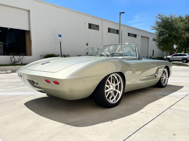Chevrolet-Corvette-1962-Convertible-3