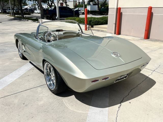 Chevrolet-Corvette-1962-Convertible-6