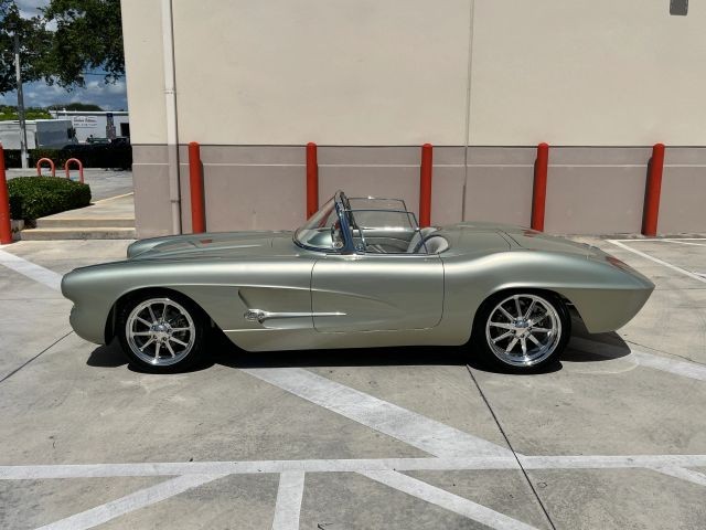 Chevrolet-Corvette-1962-Convertible-7