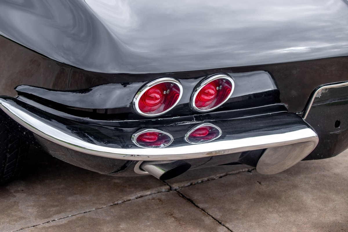 Chevrolet-Corvette-1963-Convertible-11