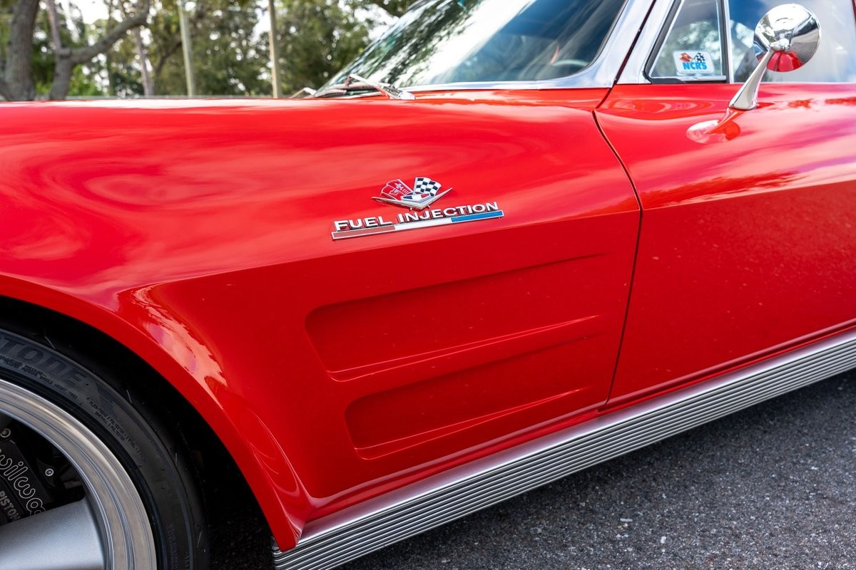 Chevrolet-Corvette-1963-Coupe-2