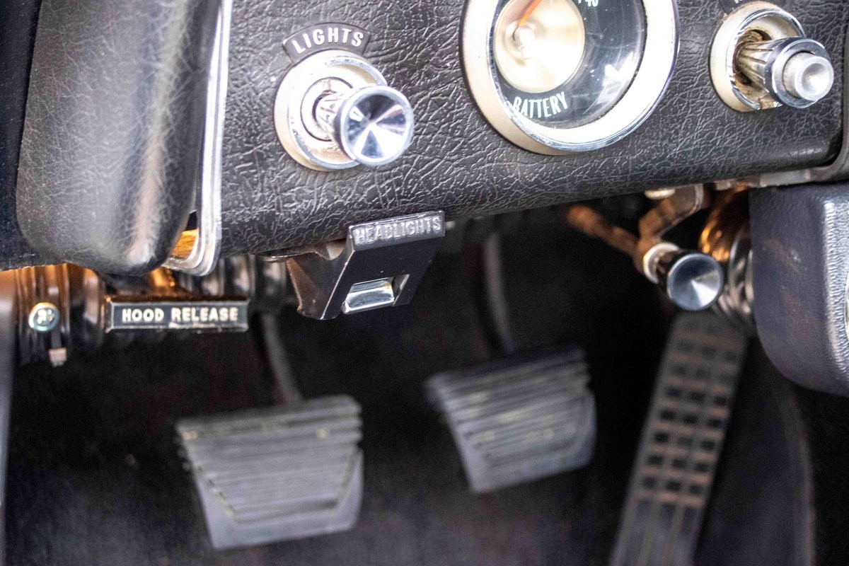 Chevrolet-Corvette-1963-Coupe-23