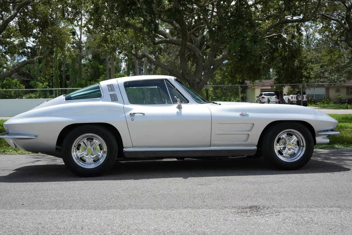 Chevrolet-Corvette-1964-Coupe-10