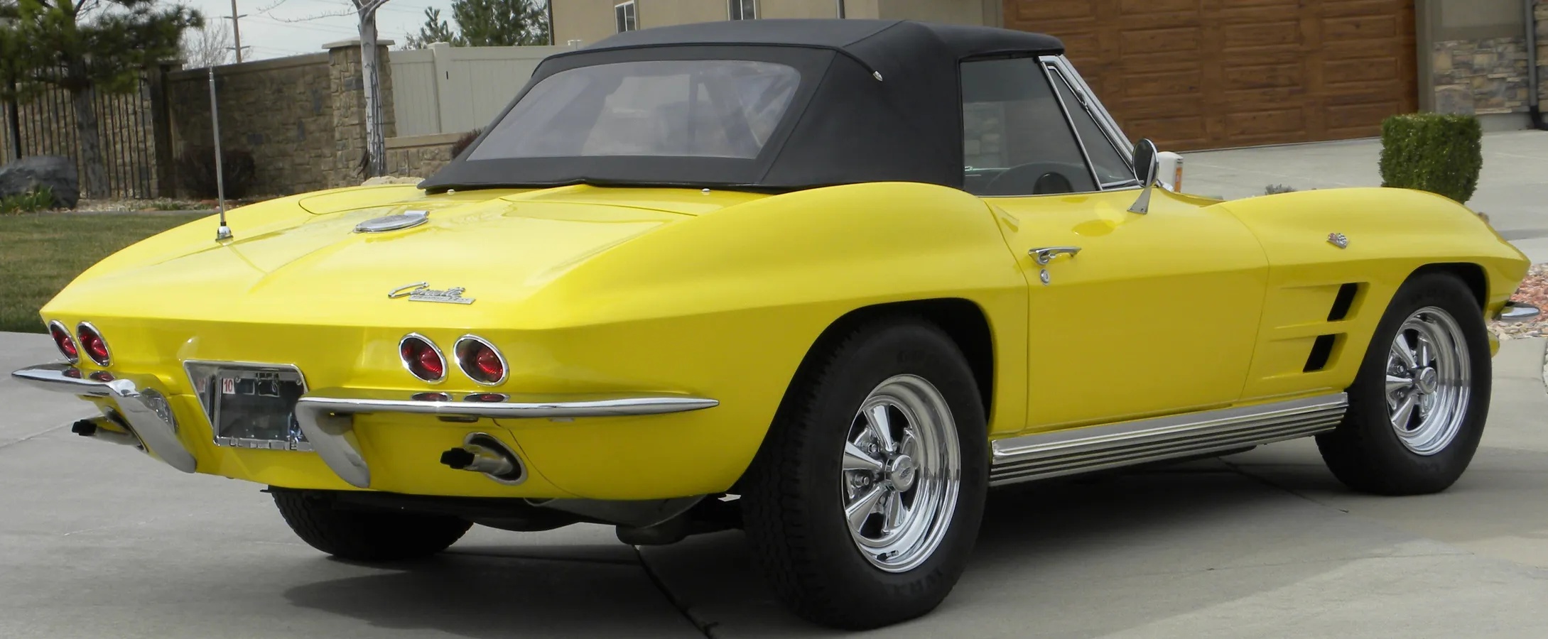 Chevrolet-Corvette-1964-Daytona-Yellow-Black-1