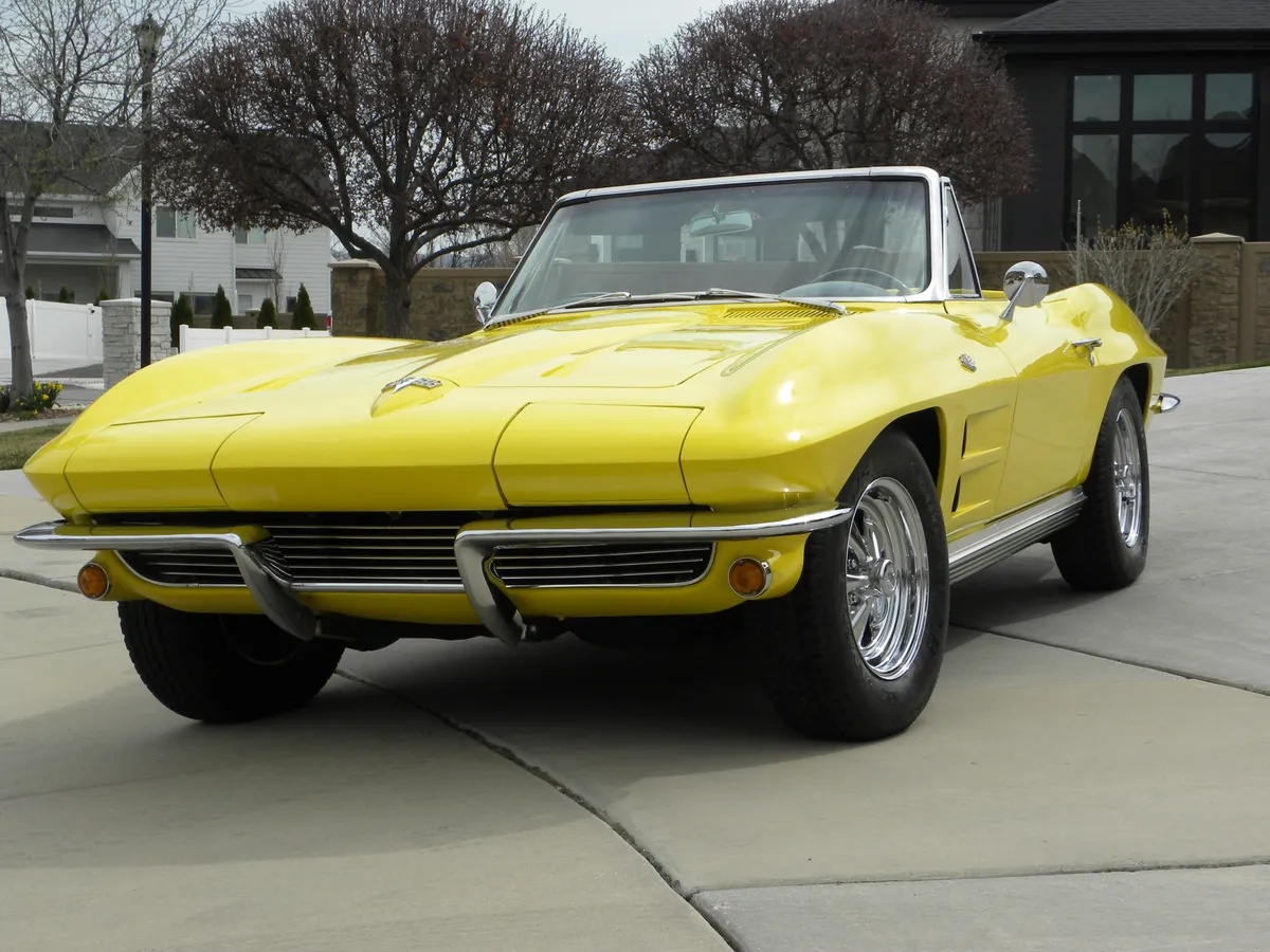Chevrolet-Corvette-1964-Daytona-Yellow-Black-3