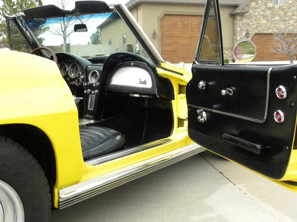Chevrolet-Corvette-1964-Daytona-Yellow-Black-9