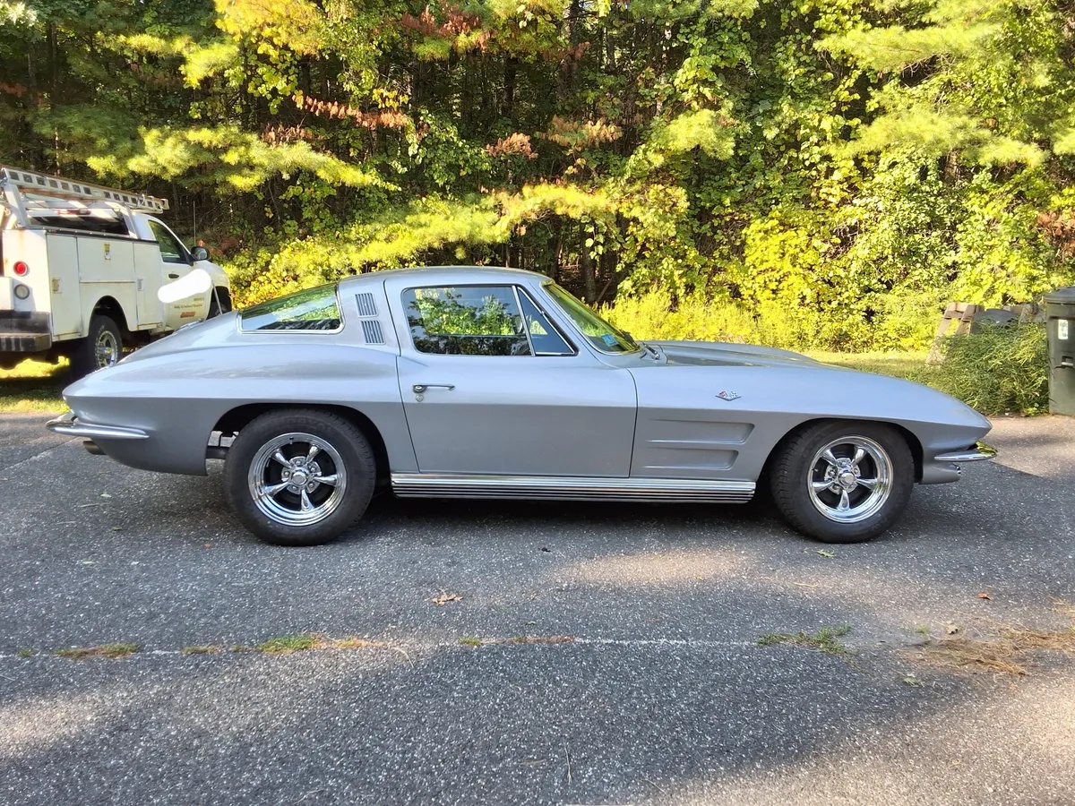 Chevrolet-Corvette-1964-Silver-Black-2