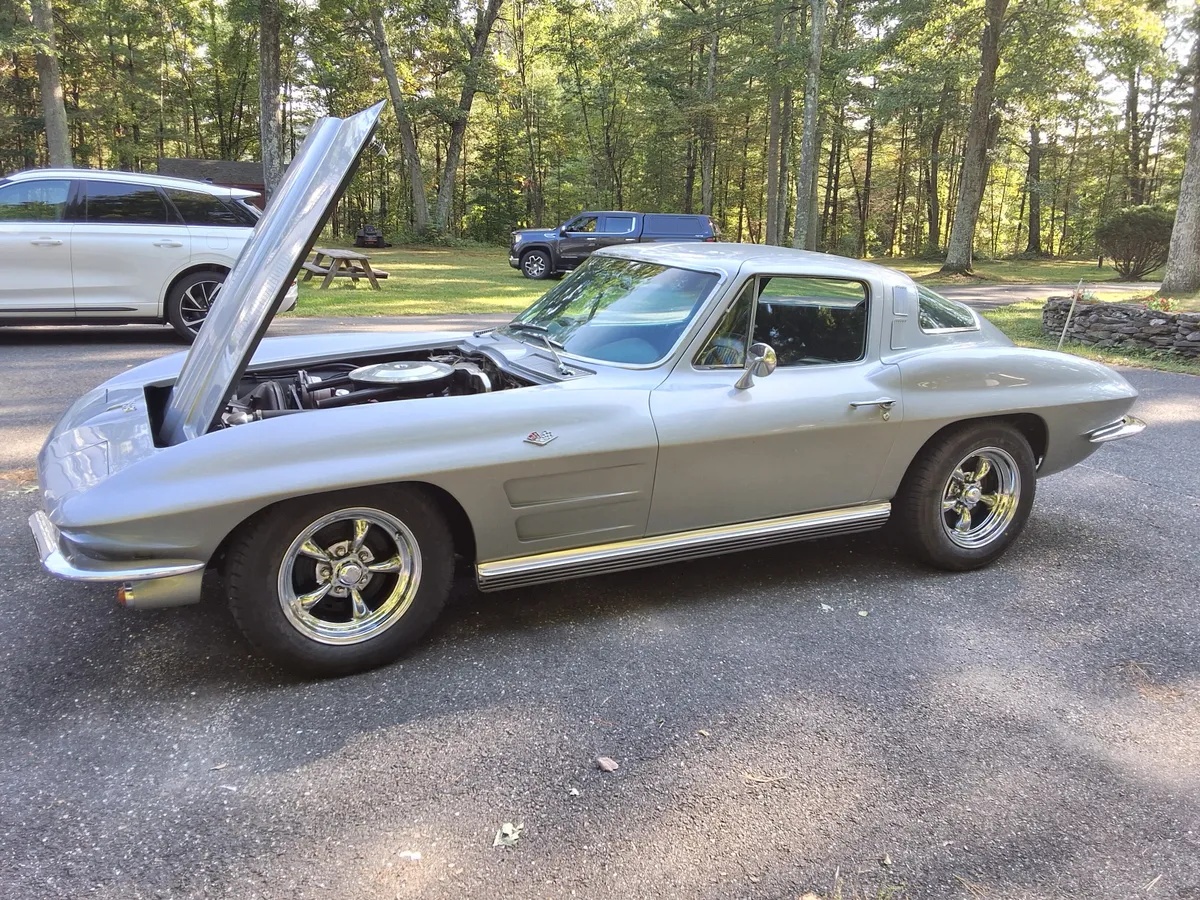 Chevrolet-Corvette-1964-Silver-Black-4